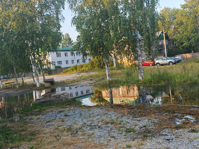 В Белом Яре коммунальщики борются с последствиями разлива канализации