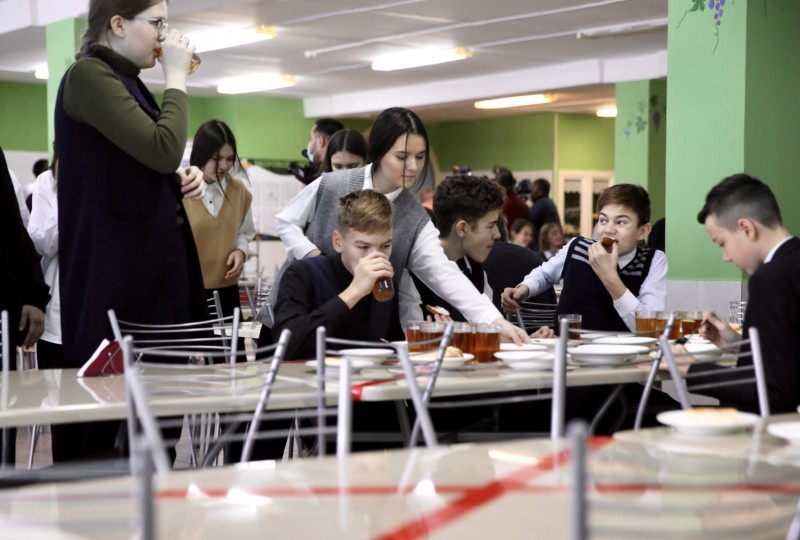 Бизнес для школьника 12 лет. Обед в школе. В школьную столовую пришли. Дети в столовой. В школьную столовую пришли.