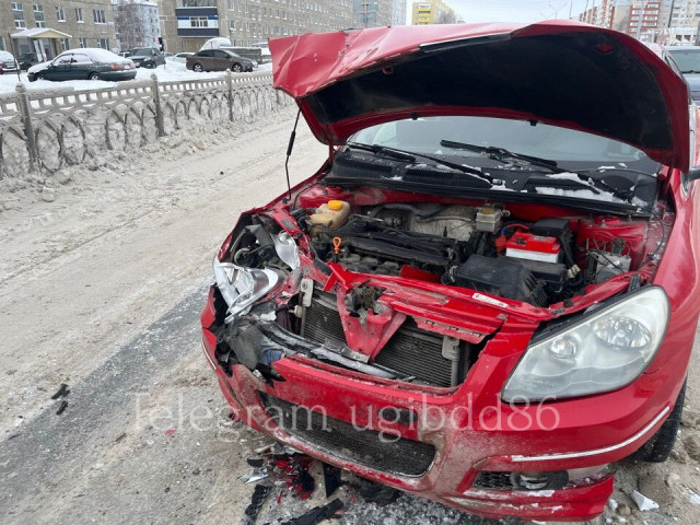 Водитель протаранил машину на светофоре в ХМАО, пострадали трое