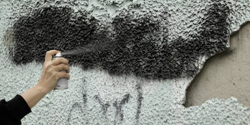 Россиянам дадут официальное право закрашивать рекламу наркотиков на домах