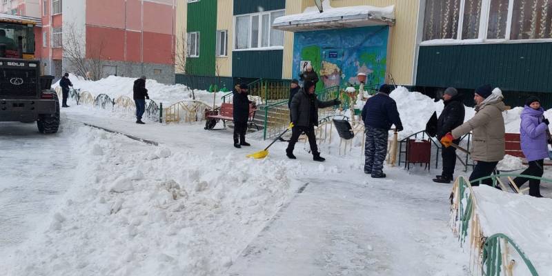 В ХМАО жители и коммунальщики борются со снежными сугробами во дворах