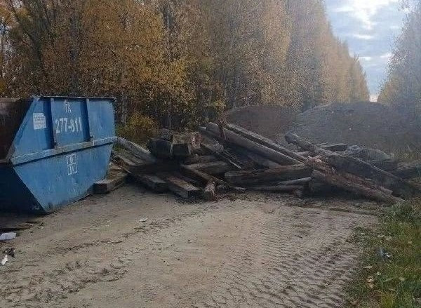 Жители деревни в ХМАО пожаловались на блокпост из бревен и песка на единственной дороге Жители деревни в ХМАО пожаловались на блокпост из бревен и песка на единственной дороге