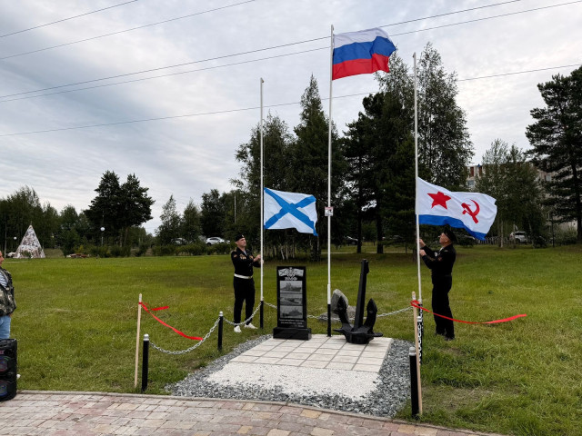 В Лянторе установили памятник с якорем и флагами в честь моряков В Лянторе установили памятник с якорем и флагами в честь моряков