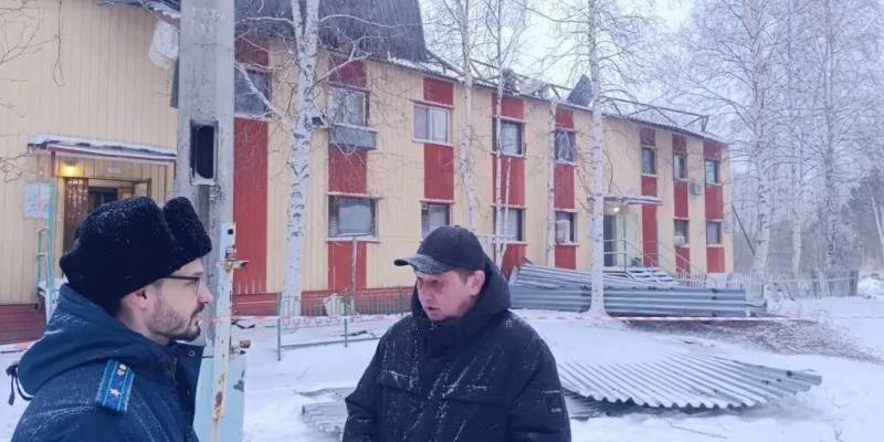 Сильный ветер сорвал крышу с жилого дома в Пыть-Яхе, власти ввели режим ЧС
