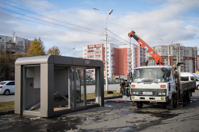 В Сургуте установили тёплую остановку для ожидающих автобуса в поселения Сургутского района
