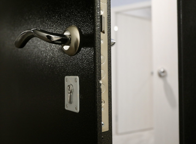 В Сургуте неизвестные ходят по домам с подарками и ломятся в квартиры