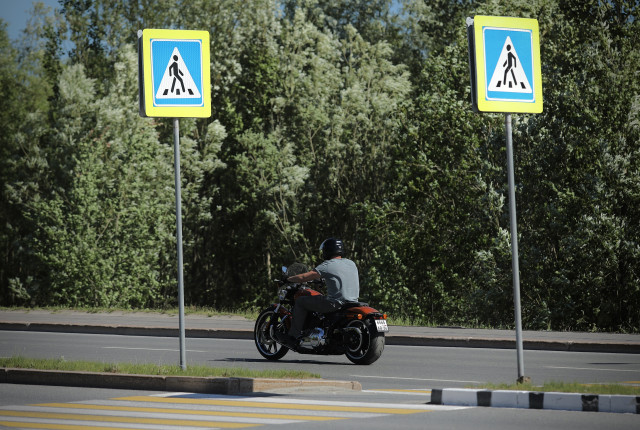 Ямальский водитель заплатит миллионы вдове и матери погибшего мотоциклиста из ХМАО