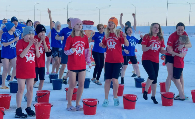 Моржи Сургута устроили массовое обливание в лютый мороз. ВИДЕО