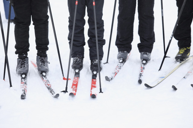В школе ХМАО конфликт учеников из-за лыж закончился дракой и судом