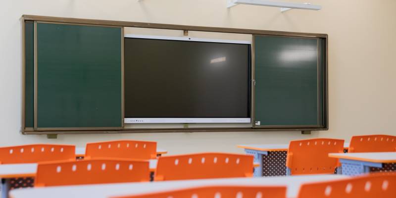 Участник спецоперации из ХМАО устроил сюрприз для внучки в школе