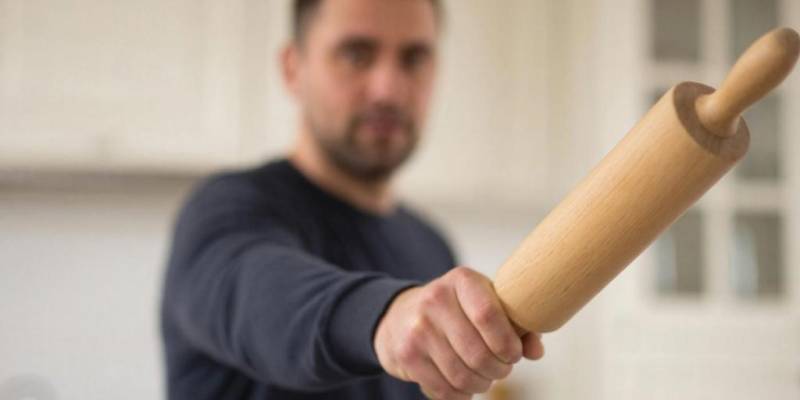 Нетрезвый мужчина избил пожилого отца скалкой и угрожал ему убийством в Сургуте