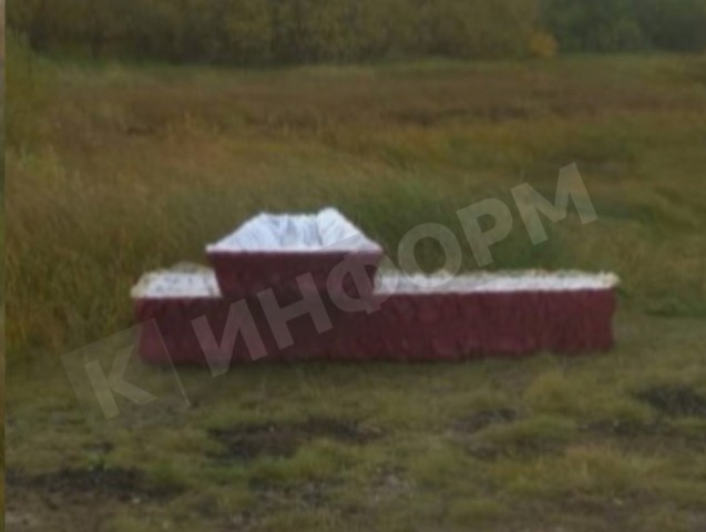 В поселке Барсово неизвестные выбросили у водоема гроб В поселке Барсово неизвестные выбросили у водоема гроб