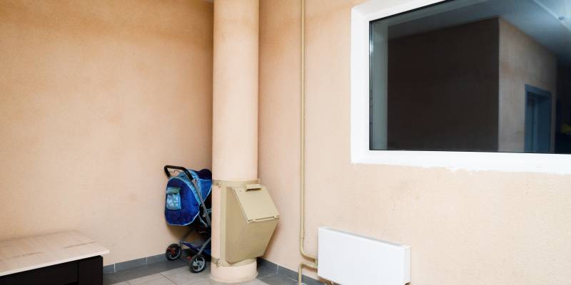 Пьяный живодер выбросил кошку в мусоропровод в ХМАО