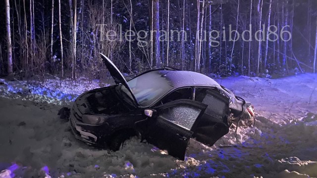 На трассе в ХМАО в лобовом ДТП насмерть разбился молодой водитель