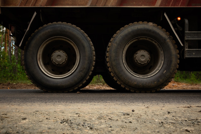 Почти 80 кг черной икры незаконно перевозил в фуре дальнобойщик из ХМАО