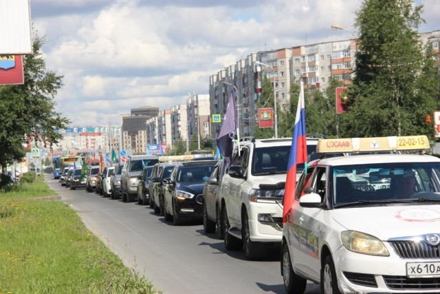 В ХМАО прошел автопробег в поддержку спецоперации на Украине