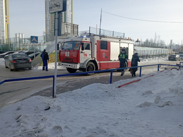 В подземном паркинге Сургута вспыхнула машина В подземном паркинге Сургута вспыхнула машина