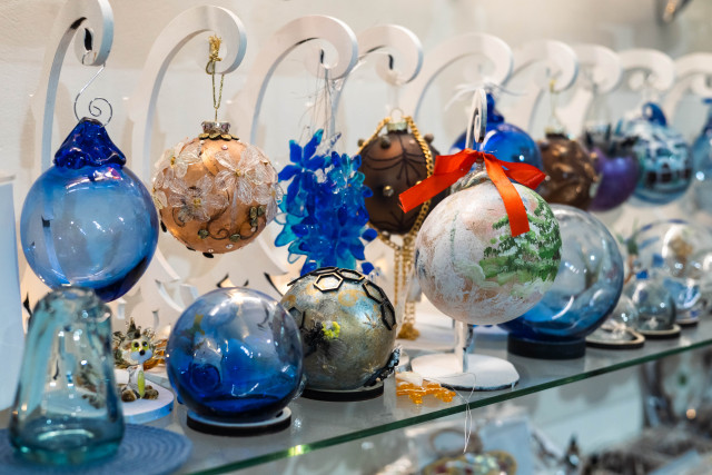 Мошенники развели на крупную сумму пенсионерку из ХМАО, которая продавала елочную игрушку