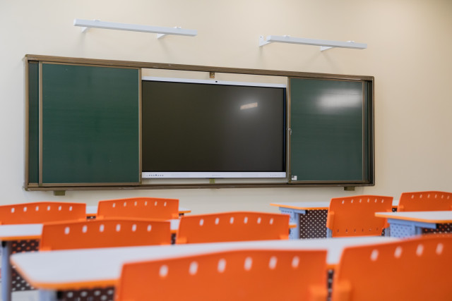 Участник спецоперации из ХМАО устроил сюрприз для внучки в школе