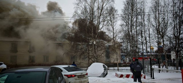 В Сургутском районе тушат крупный пожар в аварийном доме