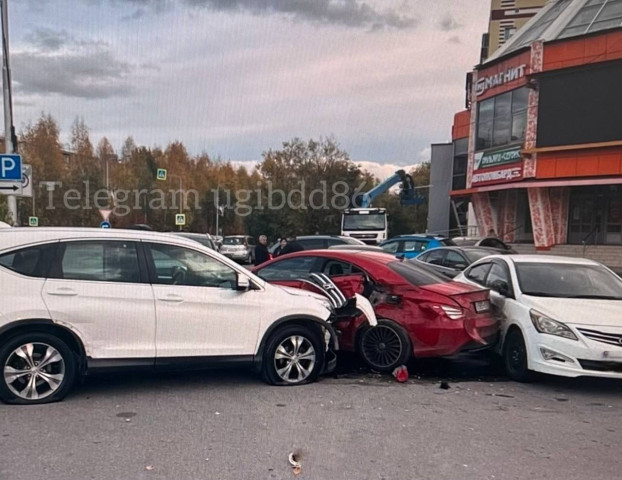 Пенсионерка за рулем спровоцировала массовое ДТП в Сургуте, есть пострадавший