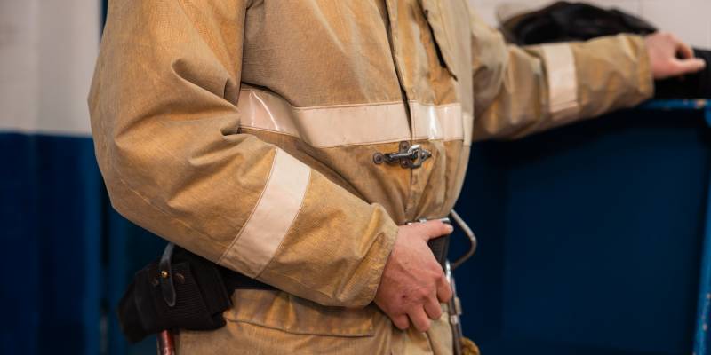 Спасатели нашли мертвого мужчину в сгоревшем доме в ХМАО