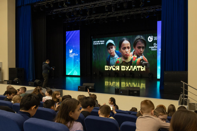 Премьера фильма &laquo;Вуся Вулаты&raquo; о школьниках в тайге собрала полный зал зрителей в Белом Яре
