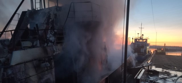 В ХМАО из-за пожара на теплоходе один человек погиб и пятеро пострадали