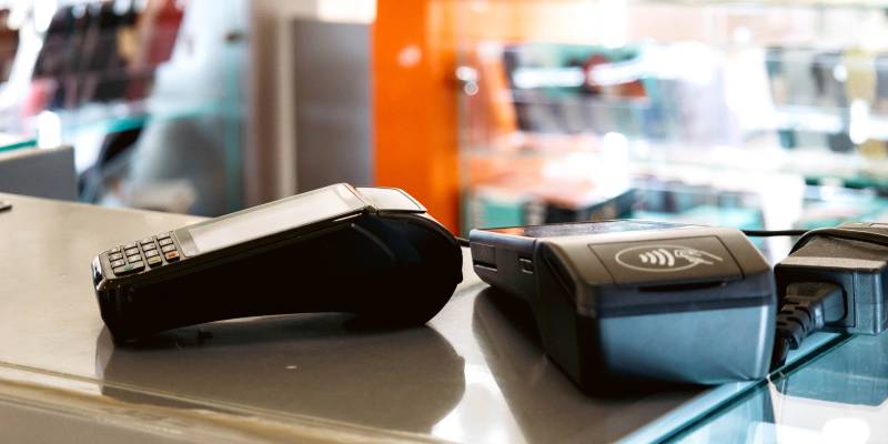 Гору смартфонов вынесли из магазина двое молодых жителей Сургута