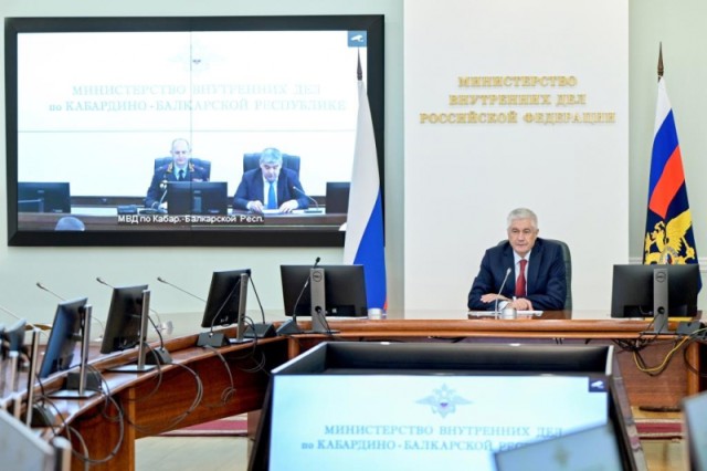 Глава МВД поручил новому начальнику полиции ХМАО бороться с терроризмом и незаконной миграцией Глава МВД поручил новому начальнику полиции ХМАО бороться с терроризмом и незаконной миграцией