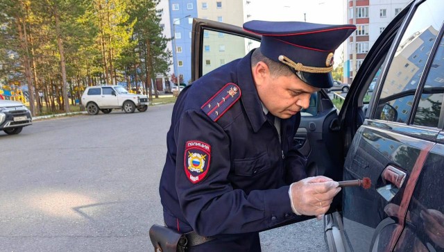 В ХМАО мужчина украл микроавтобус, чтобы добраться домой, но въехал в забор В ХМАО мужчина украл микроавтобус, чтобы добраться домой, но въехал в забор
