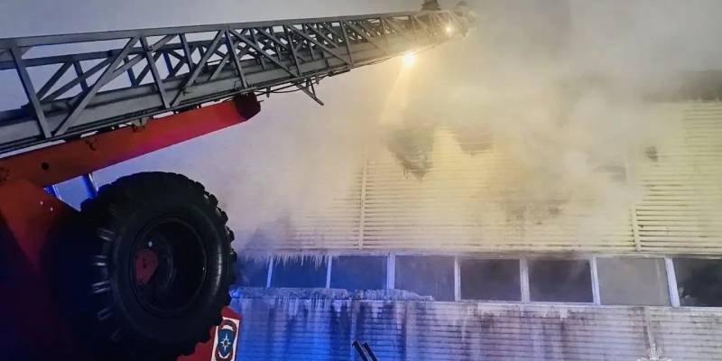 40-градусный мороз осложнил тушение мощного пожара на Центральном рынке в ХМАО