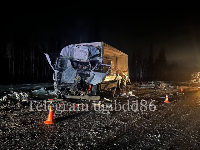 Два грузовика столкнулись в ХМАО, водители погибли Два грузовика столкнулись в ХМАО, водители погибли