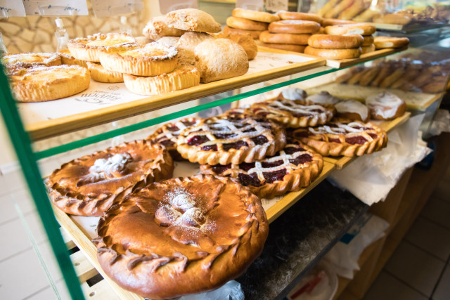 Мигрант незаконно трудился пекарем в городе ХМАО