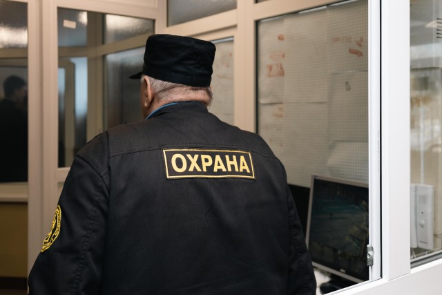 В крупном ТЦ Сургута охранники жестко вывели посетителя на улицу В крупном ТЦ Сургута охранники жестко вывели посетителя на улицу