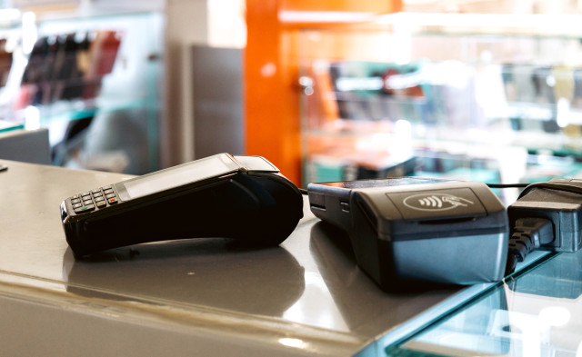 Гору смартфонов вынесли из магазина двое молодых жителей Сургута