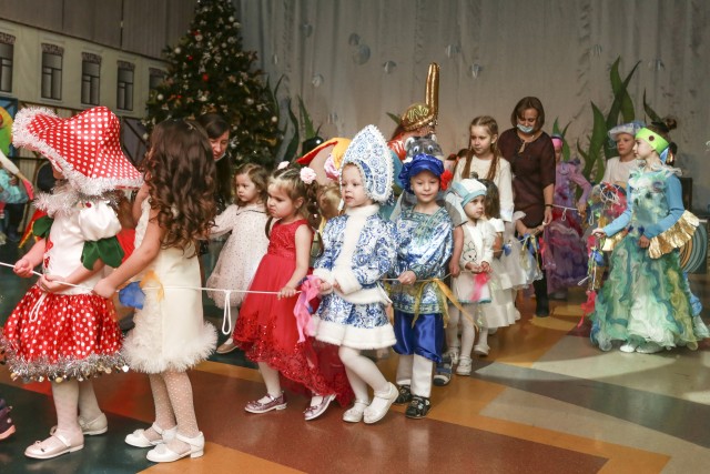 В Сургуте родителям запретили посещать новогодние утренники в детских садах