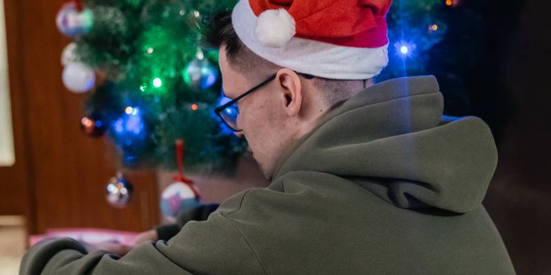 Дешевая икра и фальшивые билеты: раскрыты хитрые схемы мошенников перед Новым годом