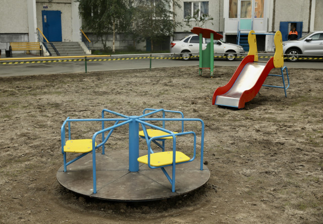 Проткнул колено: ребенок напоролся на гвоздь на детской площадке в Нижневартовске