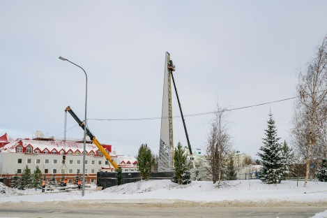 В столице ХМАО устанавливают гигантскую стелу «Город трудовой доблести»