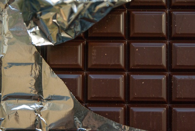 В Сургутском районе мужчина заманивал школьника шоколадом в свое авто
