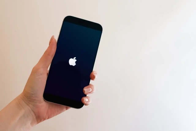 Мошенники превращают iPhone в кирпичи под видом установки популярного чат-бота с ИИ