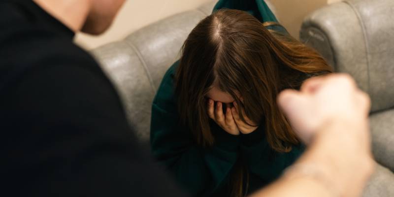 Мужчина бросил в экс-супругу вейп во время ссоры в ХМАО и сел на скамью подсудимых