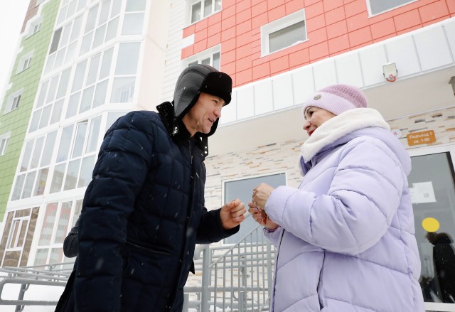 Не могли сдержать слез: в Сургутском районе ключи от новых квартир получили жители аварийных домов