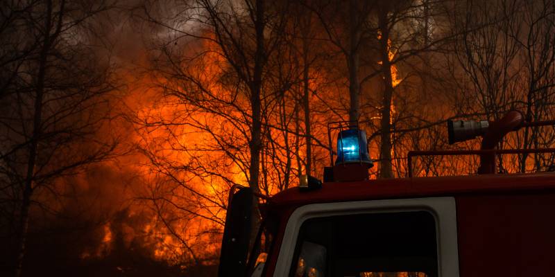 В поселке ХМАО мужчина погиб в загоревшемся вагончике-бытовке