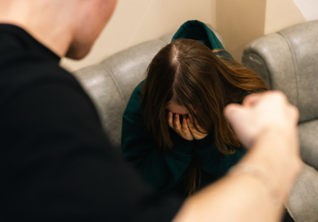 Мужчина бросил в экс-супругу вейп во время ссоры в ХМАО и сел на скамью подсудимых Мужчина бросил в экс-супругу вейп во время ссоры в ХМАО и сел на скамью подсудимых