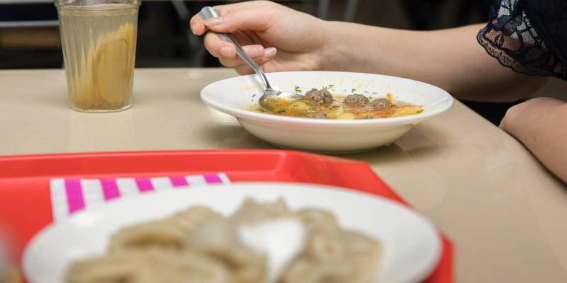 В кафе Нижневартовска мужчина избил женщин и получил обвинение по двум статьям