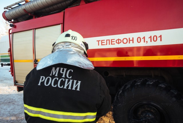 В Нижневартовске в старой части города загорелись два дома В Нижневартовске в старой части города загорелись два дома