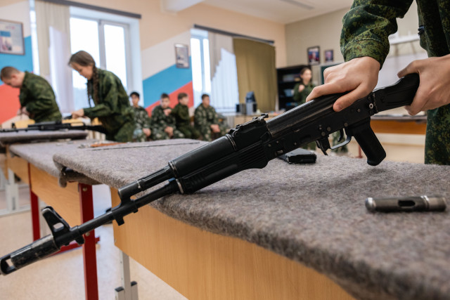 Молодежь в броне устроит состязания по стрельбе из АК-47 в Сургутском районе