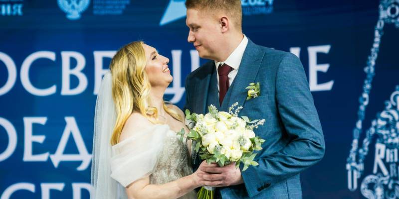 Свидетели – вся страна: пара из ХМАО сыграла свадьбу в Москве на выставке «Россия»